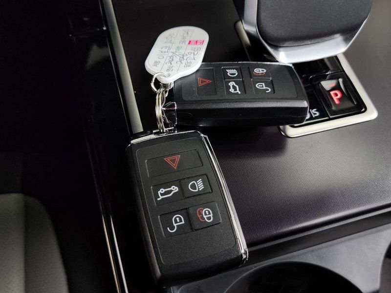 2026 Land Rover Range Rover Evoque P250 Dynamic SE photo 20