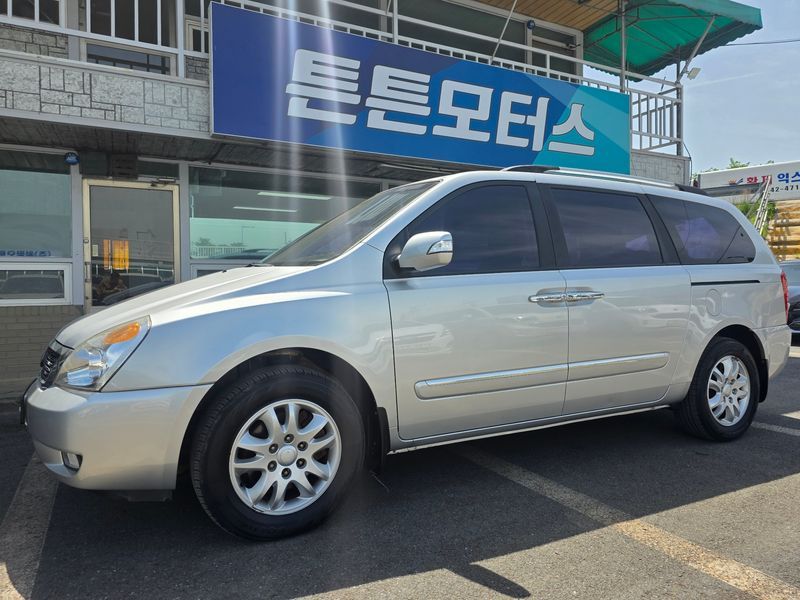 2013 Kia Carnival Grand GLX Deluxe photo 1