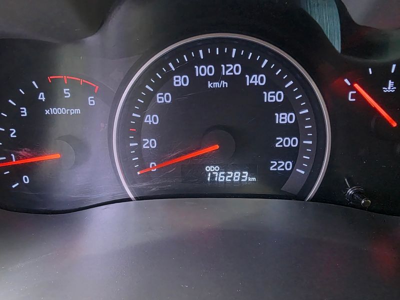 2013 Kia Carnival Grand GLX Deluxe photo 16
