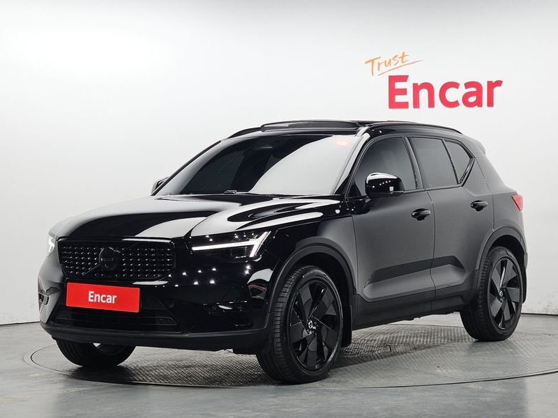 2025 Volvo XC40 B4 Black Edition photo 1
