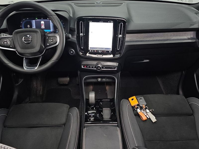 2025 Volvo XC40 B4 Black Edition photo 7