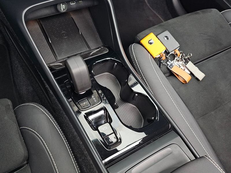 2025 Volvo XC40 B4 Black Edition photo 9