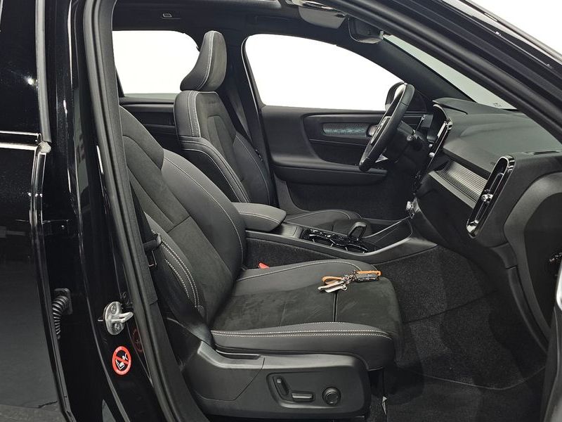 2025 Volvo XC40 B4 Black Edition photo 10