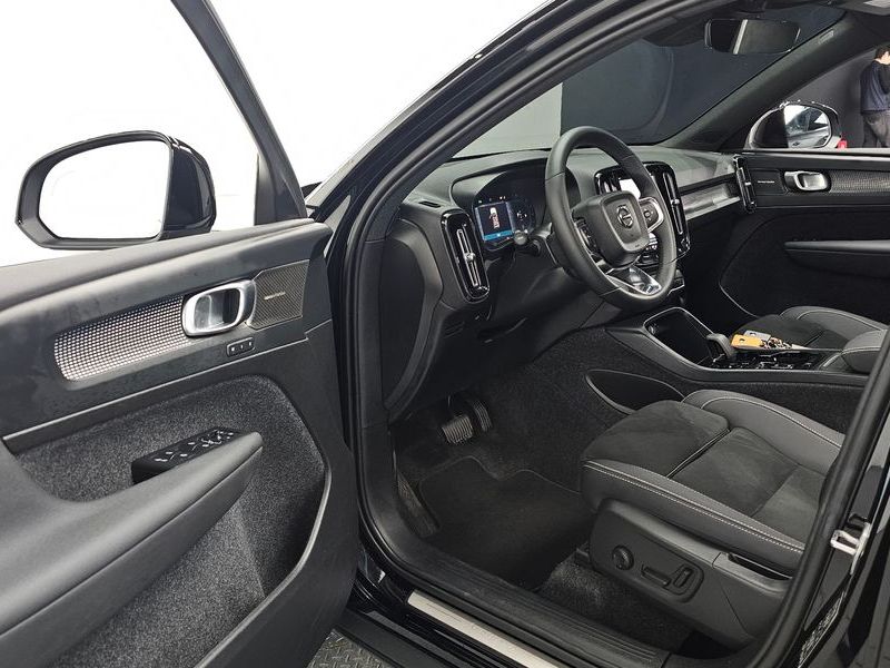2025 Volvo XC40 B4 Black Edition photo 11