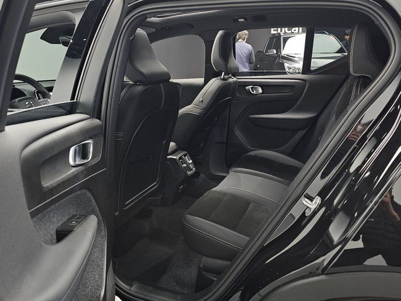 2025 Volvo XC40 B4 Black Edition photo 12
