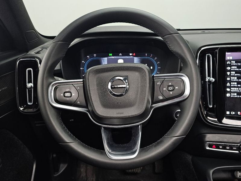 2025 Volvo XC40 B4 Black Edition photo 13