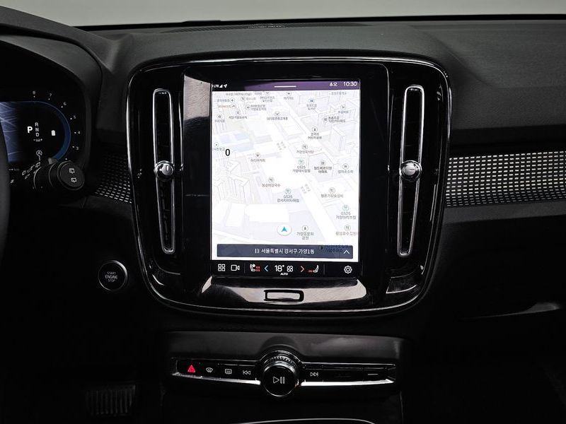 2025 Volvo XC40 B4 Black Edition photo 14
