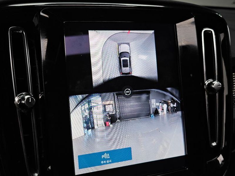 2025 Volvo XC40 B4 Black Edition photo 15