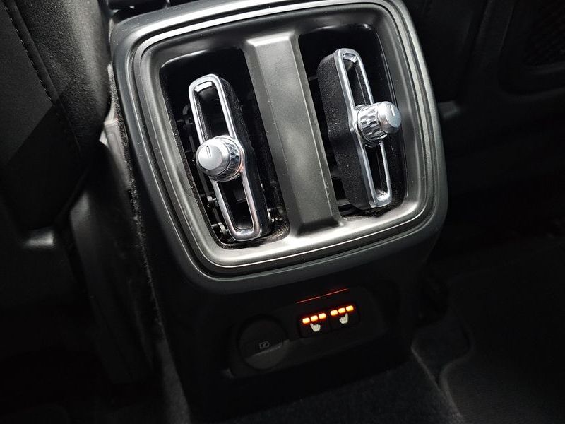 2025 Volvo XC40 B4 Black Edition photo 18