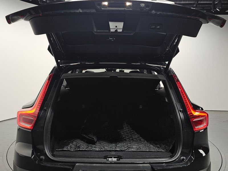 2025 Volvo XC40 B4 Black Edition photo 20