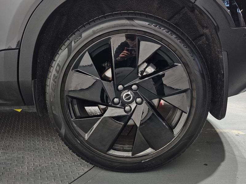 2025 Volvo XC40 B4 Black Edition photo 21