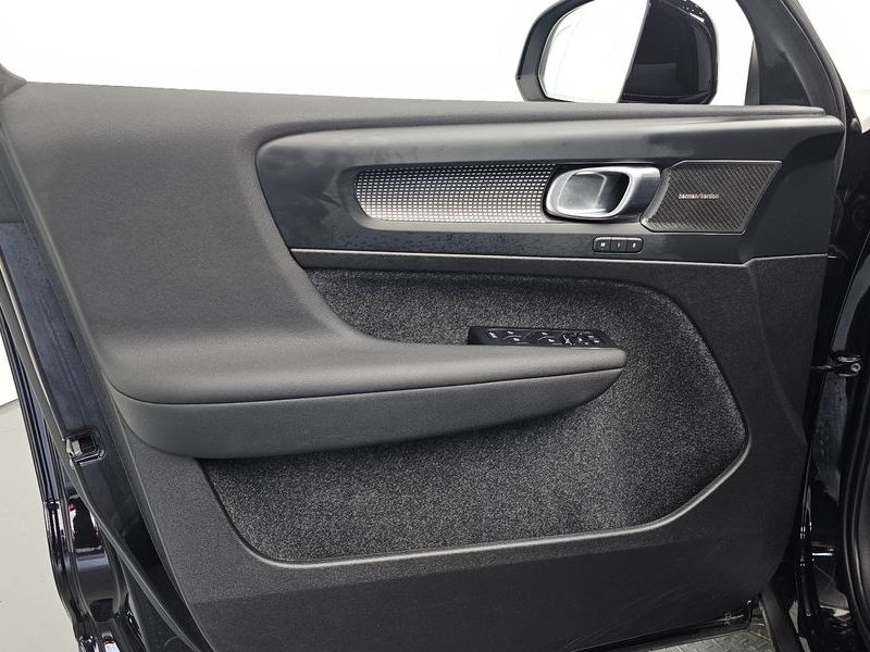 2025 Volvo XC40 B4 Black Edition photo 24