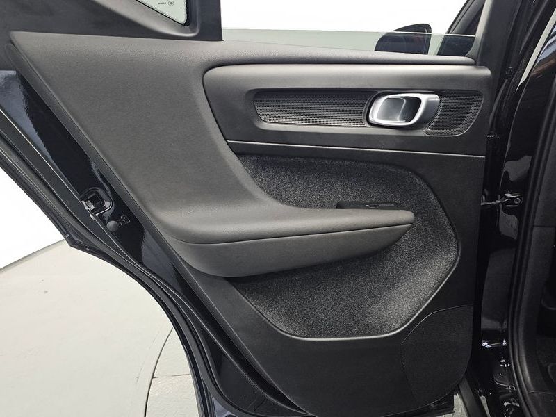 2025 Volvo XC40 B4 Black Edition photo 25