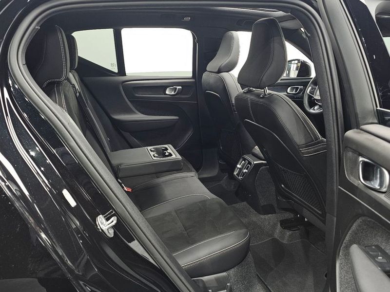 2025 Volvo XC40 B4 Black Edition photo 26