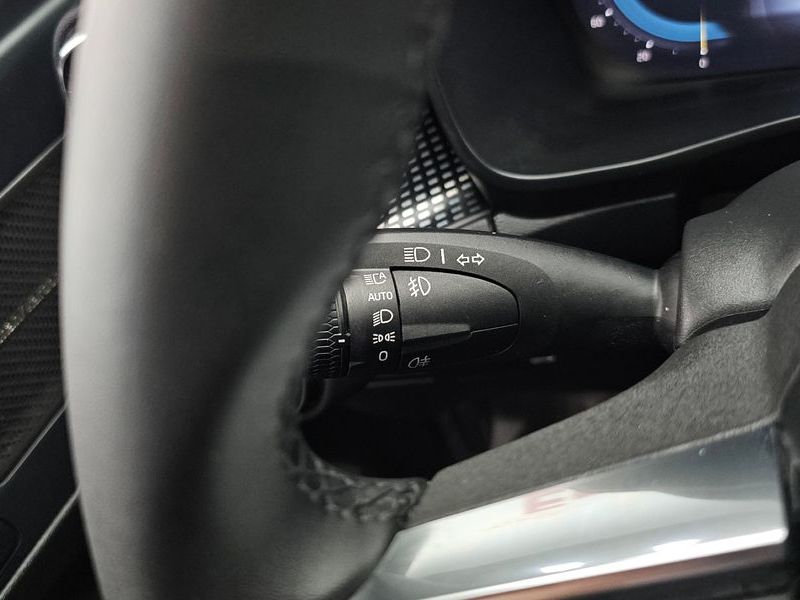 2025 Volvo XC40 B4 Black Edition photo 27