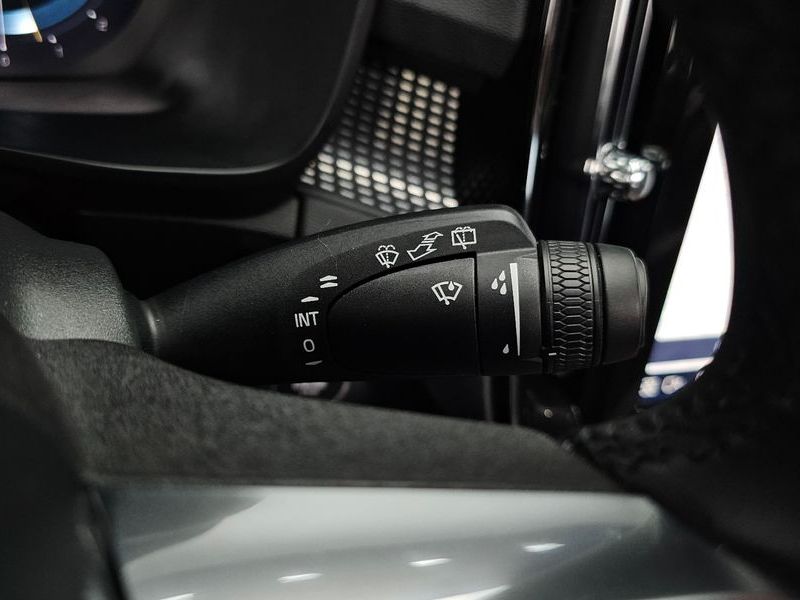 2025 Volvo XC40 B4 Black Edition photo 28