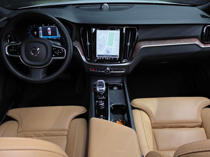 2023 Volvo V60 B5 Ultimate AWD photo 7