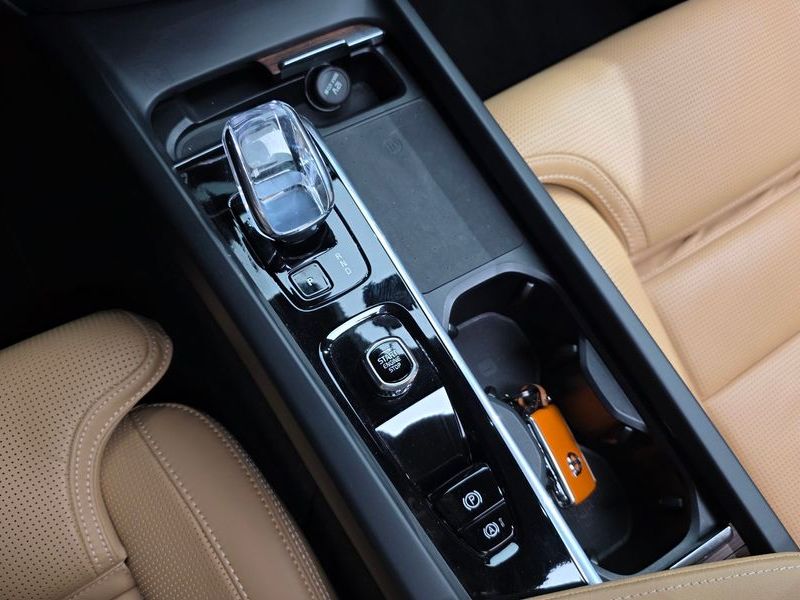 2023 Volvo V60 B5 Ultimate AWD photo 9