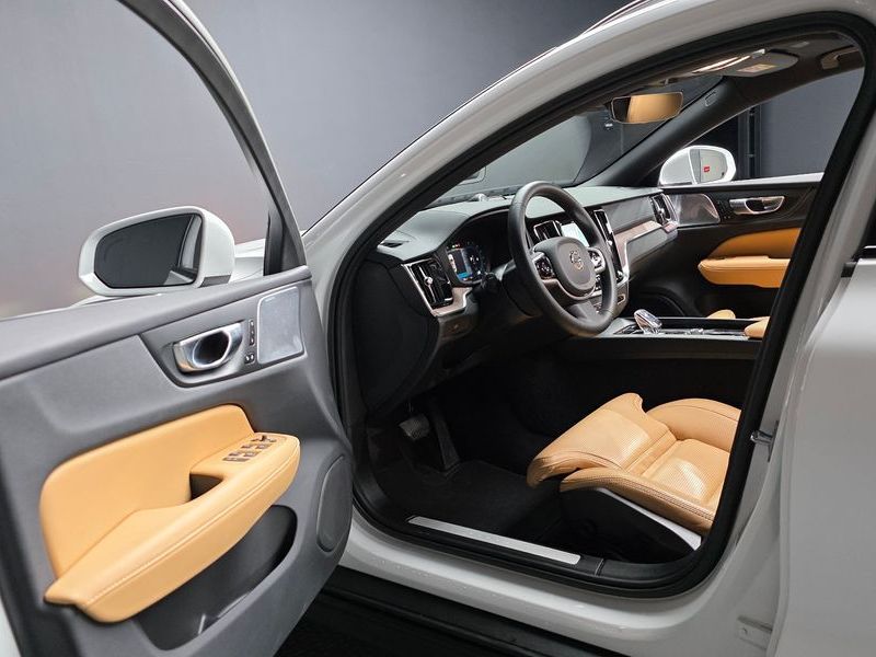 2023 Volvo V60 B5 Ultimate AWD photo 10