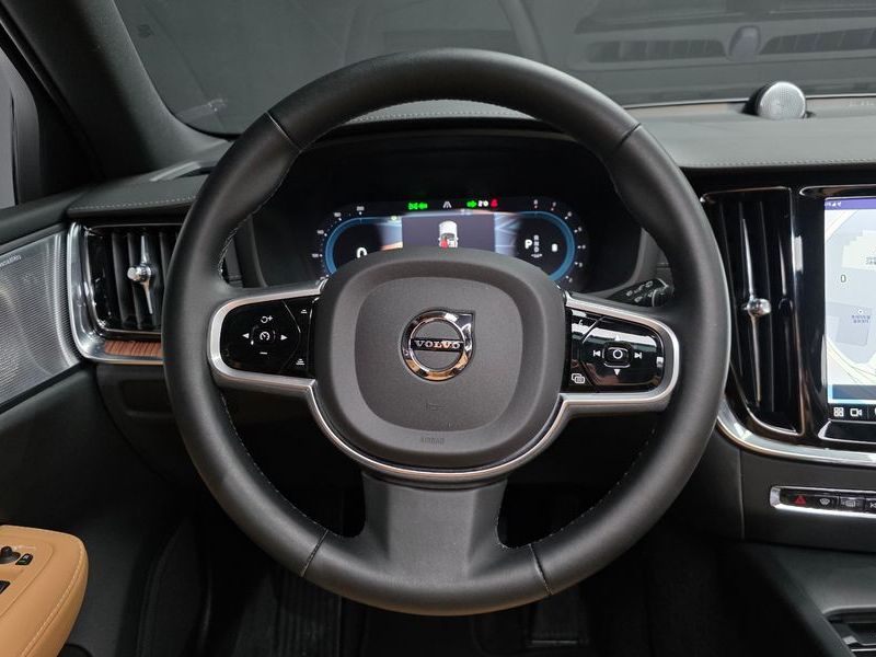 2023 Volvo V60 B5 Ultimate AWD photo 13