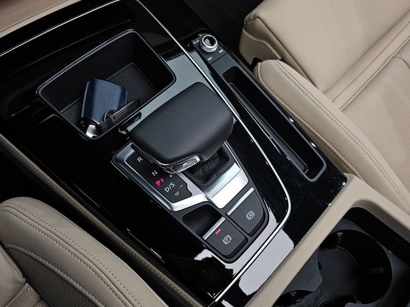 2024 Audi Q5 45 TFSI Quattro Premium photo 9