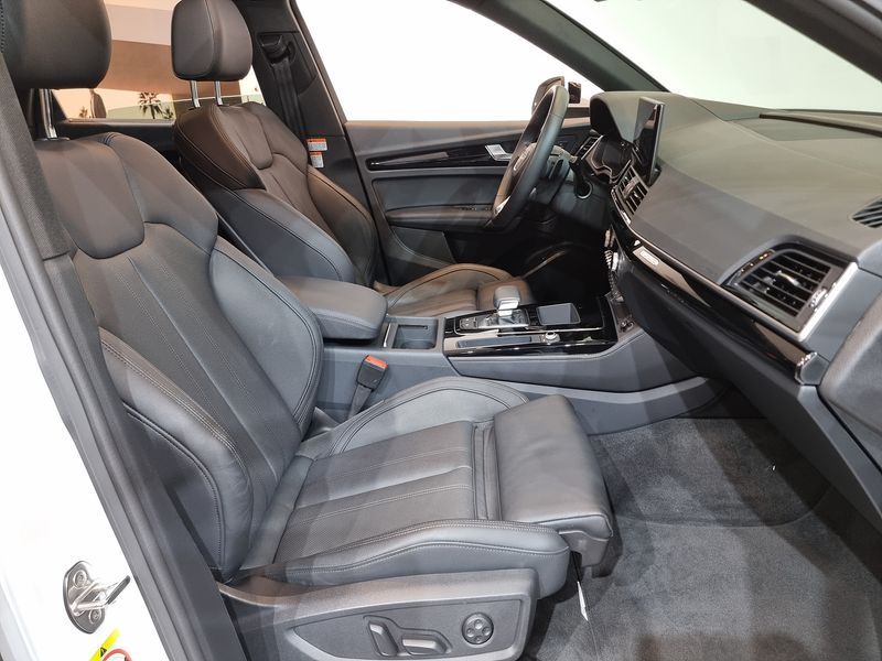 2024 Audi Q5 45 TFSI Quattro Premium photo 12