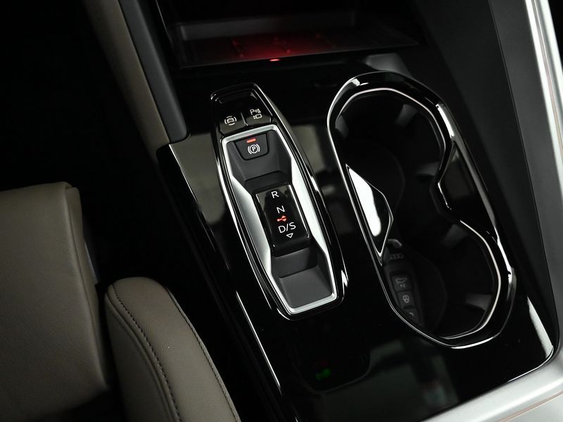 2025 Audi Q5 40 TDI Quattro S Line photo 9