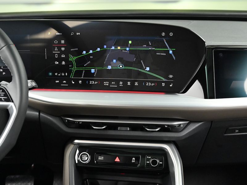 2025 Audi Q5 40 TDI Quattro S Line photo 14