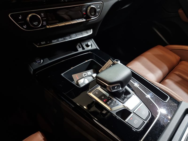 2024 Audi Q5 45 TFSI Quattro Premium photo 9
