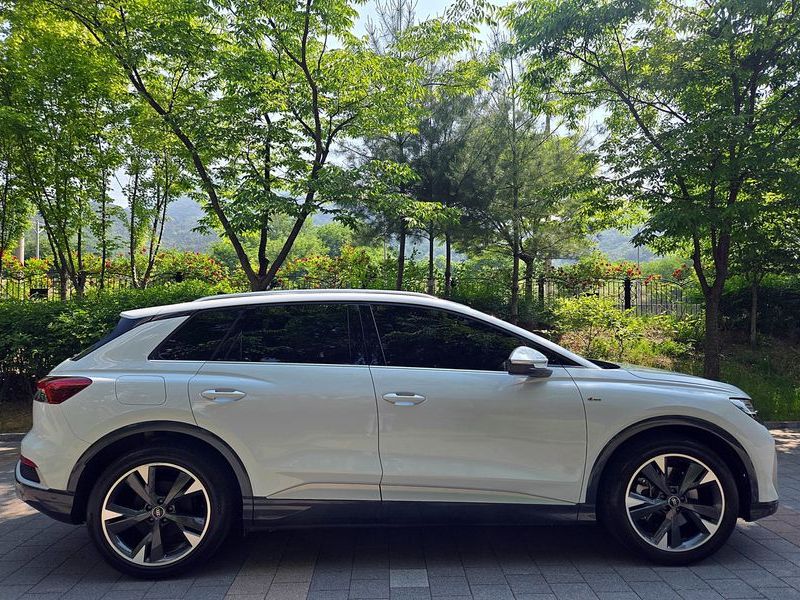 2023 Audi e-tron 40 Premium photo 8