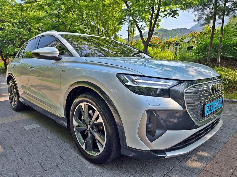 2023 Audi e-tron 40 Premium photo 9
