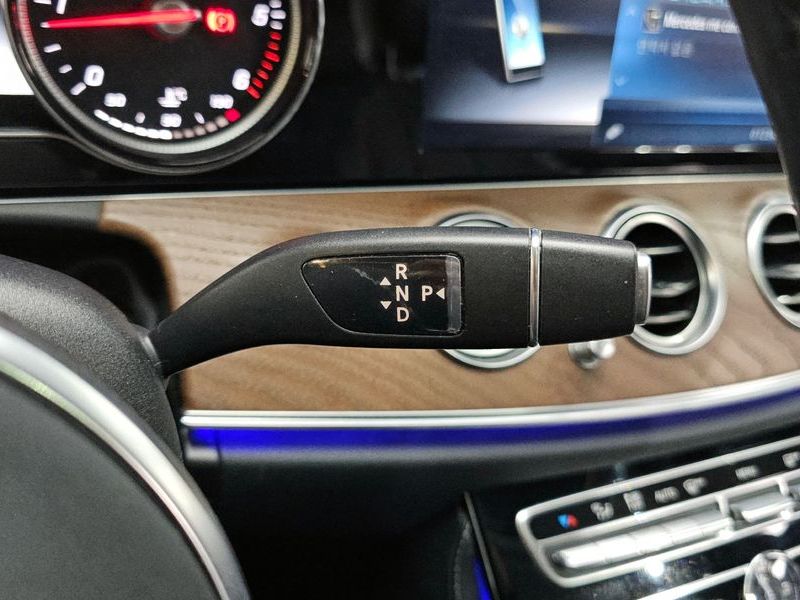 2019 Mercedes-Benz E-Class E220d Exclusive photo 9
