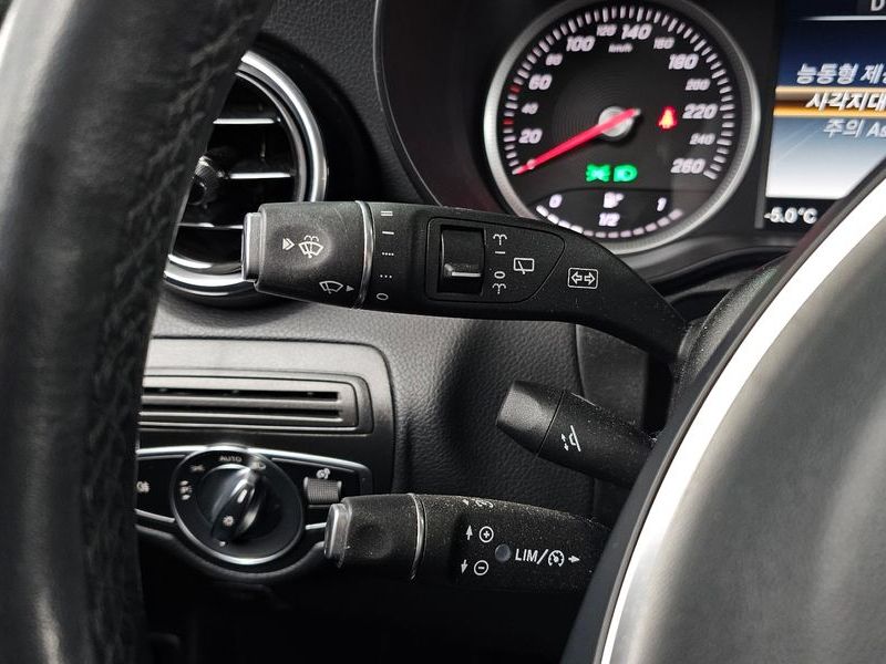 2019 Mercedes-Benz C-Class GLC350e 4MATIC photo 18