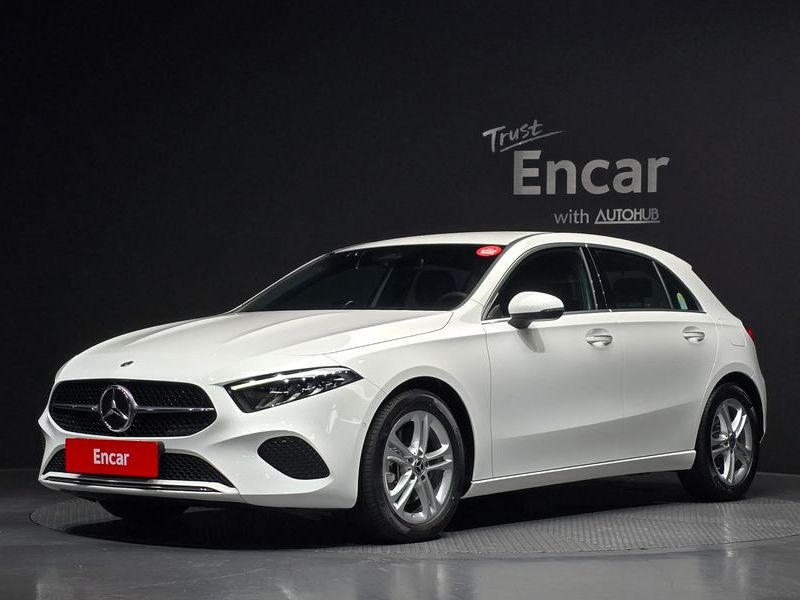 2025 Mercedes-Benz A-Class A220 Hatchback photo 1