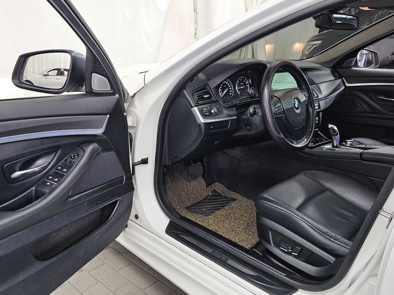 2013 BMW 5 Series 525d photo 10