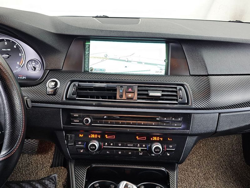 2013 BMW 5 Series 525d photo 14