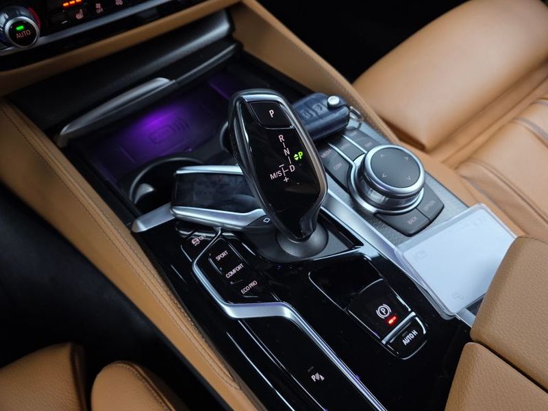 2022 BMW 5 Series 520i M Sport photo 9