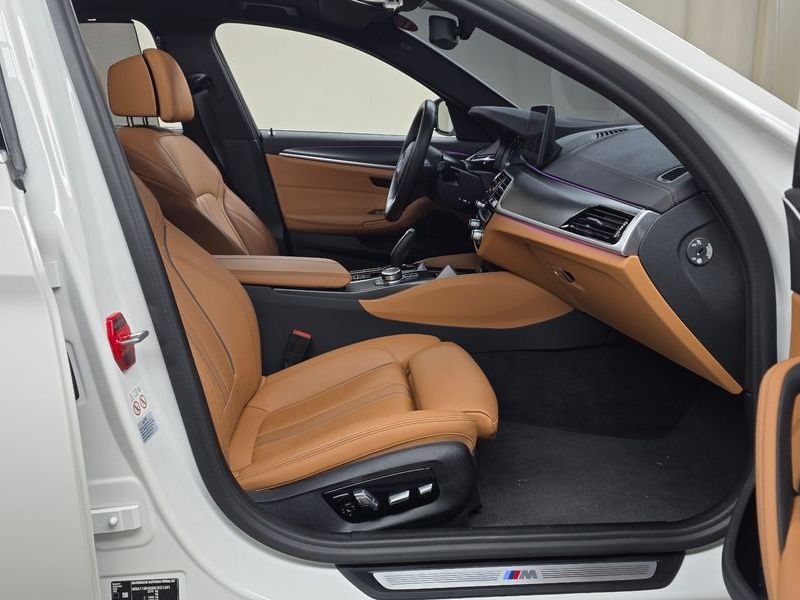 2022 BMW 5 Series 520i M Sport photo 11