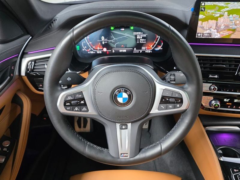 2022 BMW 5 Series 520i M Sport photo 13