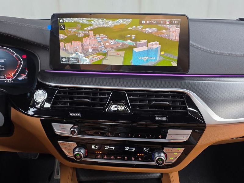 2022 BMW 5 Series 520i M Sport photo 15