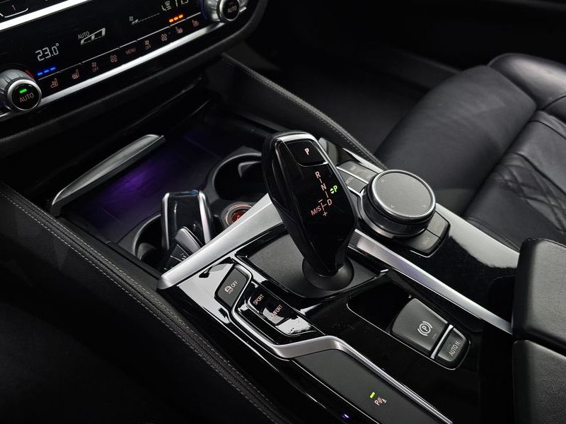 2020 BMW 5 Series 530i Luxury Plus photo 9