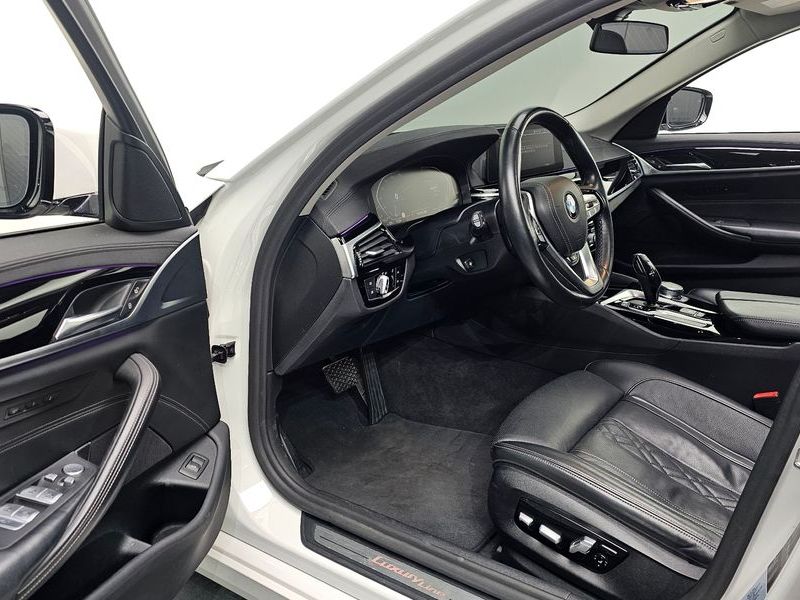 2020 BMW 5 Series 530i Luxury Plus photo 10