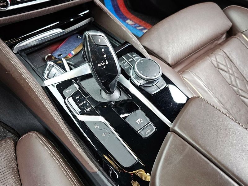 2019 BMW 5 Series 530i M Sport Package Plus photo 9