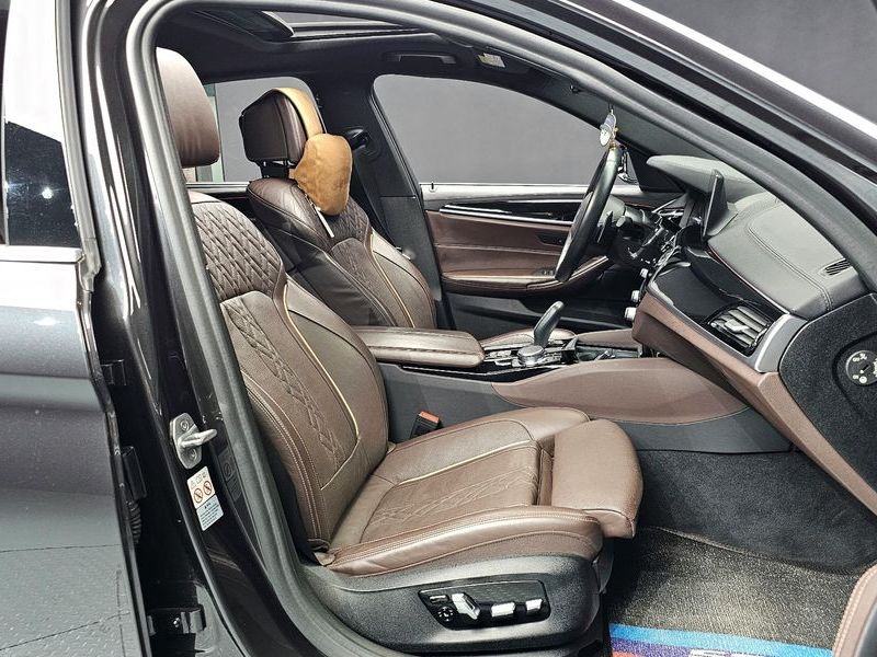 2019 BMW 5 Series 530i M Sport Package Plus photo 10