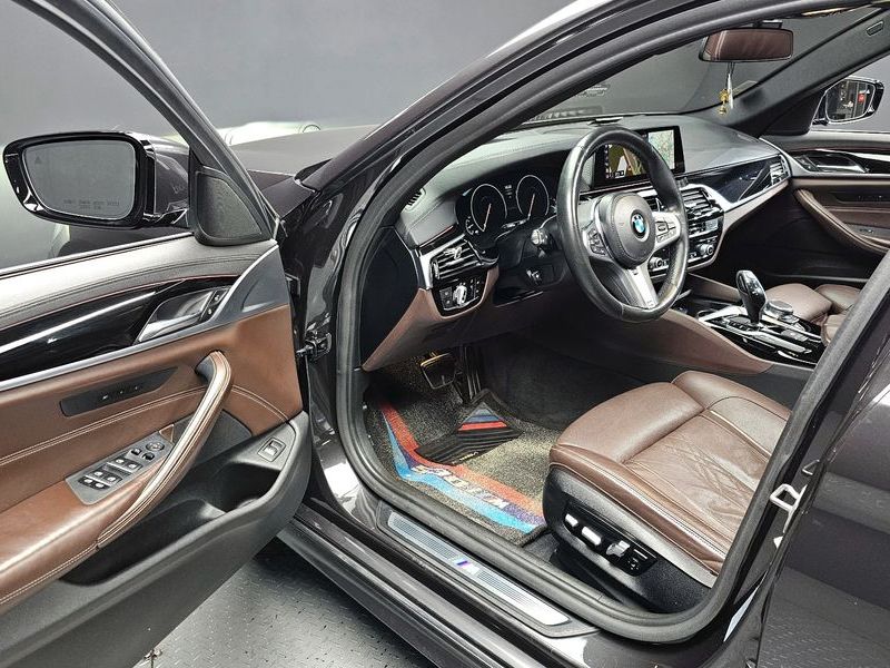 2019 BMW 5 Series 530i M Sport Package Plus photo 11