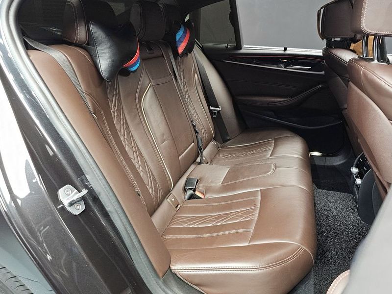 2019 BMW 5 Series 530i M Sport Package Plus photo 12