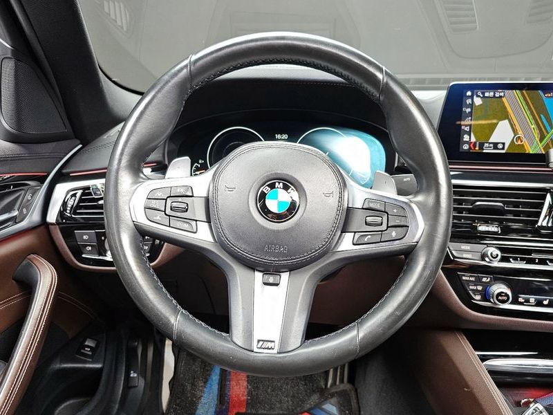 2019 BMW 5 Series 530i M Sport Package Plus photo 13
