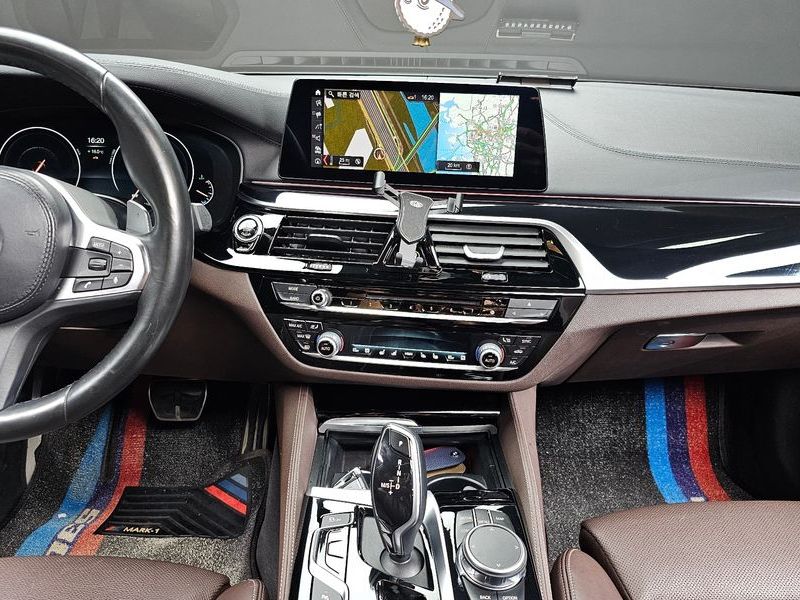 2019 BMW 5 Series 530i M Sport Package Plus photo 14