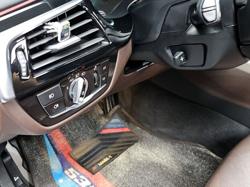 2019 BMW 5 Series 530i M Sport Package Plus photo 16