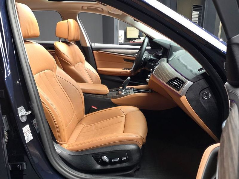 2020 BMW 5 Series 530e Luxury photo 11